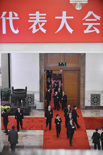 中国共产党第十八次全国代表大会闭幕会在京举行 11月14日,中国共产党第十八次全国代表大会闭幕会在北京人民大会堂举行。 这是代表投票后步出会场,等待计票结果。 新华社记者李鑫摄