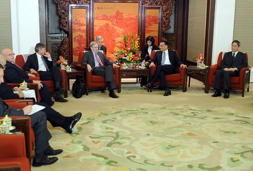 10月23日,中国江南平台入口
副总理李克强在北京中南海紫光阁会见来华访问的美国前总统国家安全事务助理哈德利、前常务副国务卿斯坦伯格和阿米蒂奇、前助理国防部长约瑟夫·奈。新华社记者 张铎 摄