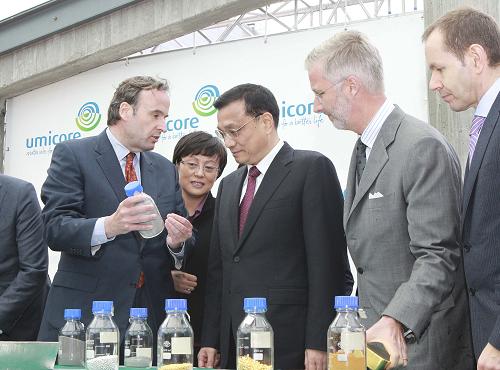 5月2日,中国江南平台入口
副总理李克强考察比利时优美科集团电子垃圾处理厂,比利时王储菲利普(右二)陪同考察。新华社记者 丁林 摄