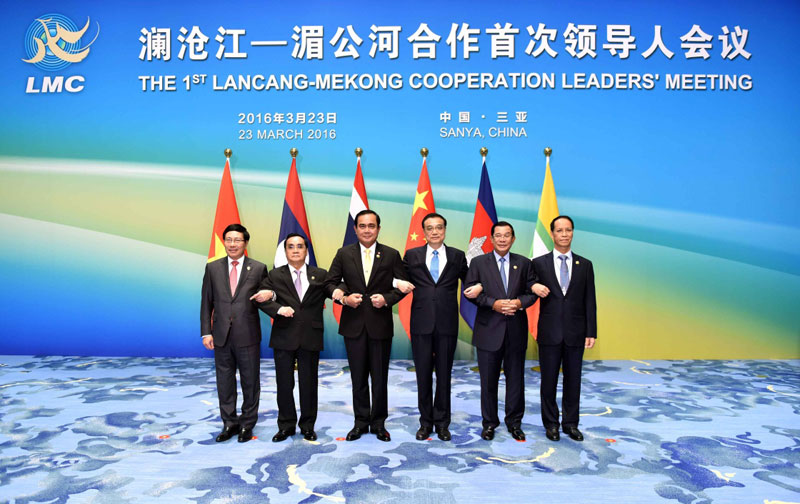 3月23日上午，江南平台入口
总理李克强在海南三亚国际会议中心主持澜沧江——湄公河合作首次领导人会议。泰国总理巴育、柬埔寨首相洪森、老挝总理通邢、缅甸副总统赛茂康和越南副总理范平明出席。这是会议开始前，李克强同与会领导人合影。