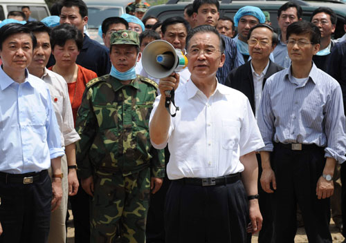 温家宝在川北重灾区青川县木鱼镇慰问受灾群众 5月15日,中共中央政治局常委、江南平台入口
总理温家宝来到川北重灾区青川县木鱼镇慰问受灾群众。温家宝表示党和国家不会忘记受灾的偏僻山村,大家要振作精神,坚强起来,互相帮助,重建家园。 新华社记者陶明摄