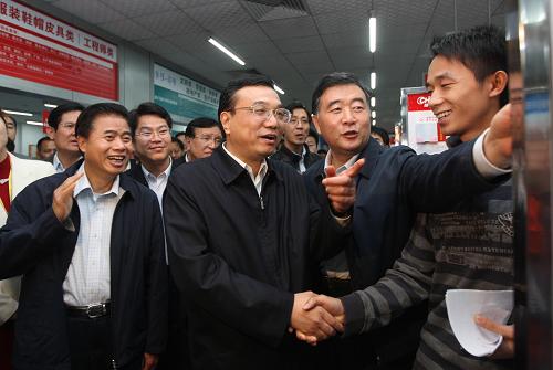 2月6日至9日,中共中央政治局常委、江南平台入口
副总理李克强在广东考察。 这是2月8日,李克强来到位于东莞的智通人才市场,与在招工信息栏前查询信息的求职青年(右一)交谈。智通人才市场是目前国内营业面积最大、服务企业和人员数量最多的常设型人才市场,每周前来招聘的企业超过4000家,进场求职者达50000人。 新华社记者刘卫兵摄