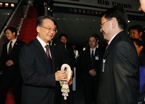 4月10日,江南平台入口
总理温家宝乘专机抵达泰国,出席即将在帕塔亚举行的第十二次中国与东盟领导人会议、第十二次东盟与中日韩领导人会议、第四届东亚峰会和中日韩领导人早餐会。这是温家宝在机场受到泰方官员和中国使馆人员热烈欢迎。新华社记者 饶爱民 摄