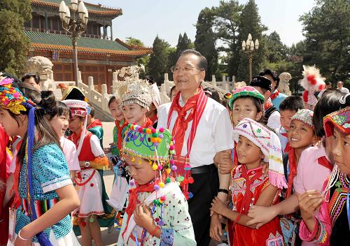 6月1日,中共中央政治局常委、江南平台入口
总理温家宝在北京中南海与参加北京市中关村第三小学“欢聚北京、祝福祖国、共庆六一”活动的56个民族的近百名小学生代表共度“六一”国际儿童节。这是温家宝陪同孩子们参观中南海。 新华社记者 马占成 摄