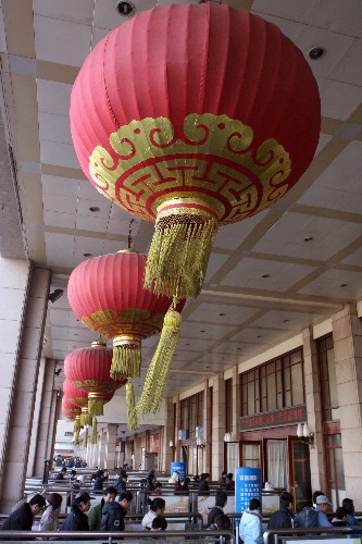 1月3日,旅客在北京站排队进站。2008年全国铁路春运方案日前出台。在1月23日至3月2日的40天春运里,预计全国铁路将发送旅客1.786亿人,同比增长8.3%。 新华社记者 邢广利 摄