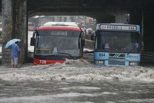 6月30日,武汉市区道路积水严重,车辆在水中行驶犹如行舟。近日来,武汉连降暴雨,造成市区严重积水,给城市交通和市民生活造成较大影响。新华社发