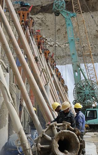 9月24日,中国水电基础局工人正在建设西藏旁多水利枢纽工程的大坝基础处理混凝土防渗墙。新华社记者 格桑达瓦摄