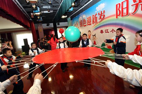 12月24日,北京春江小学的学生们在做游戏。新华社发(周良 摄)