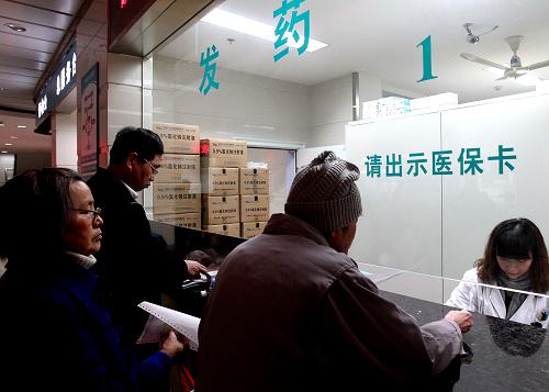 12月13日,患者在上海市白玉社区卫生服务中心领取处方药品。新华社记者 陈飞 摄