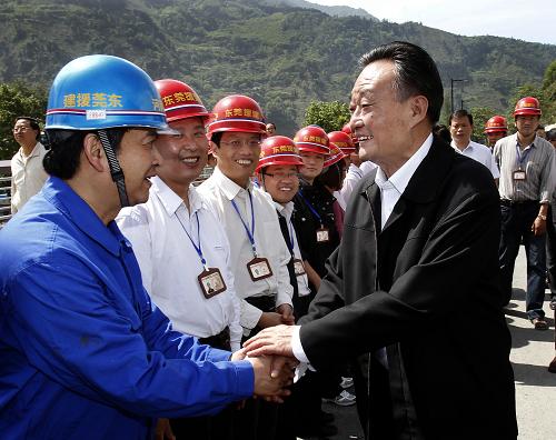 5月20日至24日,在四川汶川特大地震两周年之际,中共中央政治局常委、全国人大常委会委员长吴邦国又一次来到四川,深入绵阳、德阳、成都、阿坝等地震重灾区,实地了解灾区群众生产生活情况,检查指导灾后恢复重建工作。这是5月21日,吴邦国在汶川县映秀镇看望奋战在恢复重建一线的对口援建人员。新华社记者 刘建生 摄