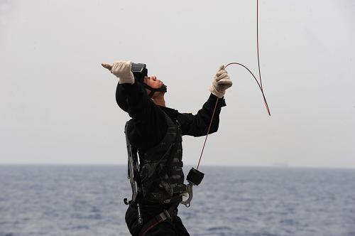 6月16日,中国海军第五批护航编队直升机组成员和特战队员在滑降前做最后准备工作。新华社记者 刘春晖 摄