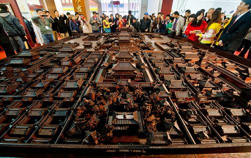 11月10日,展览会上展出的传统工艺制作的木雕作品《故宫》吸引了众多观众。 当日,第六届中国北京国际文化创意产业博览会展览会开幕。此次展会主展场设在中国国际展览中心,总面积5.5万平方米,分为17个主题展区。来自中国、美国、英国、意大利、德国等10多个国家和地区的1780家展商参展。 新华社记者 张宇 摄