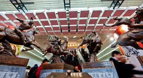 这是文博会展览会上展出的雕塑作品《2012伦敦奥运马球》,作品将赠送给伦敦奥运会(11月10日摄)。新华社记者 张宇 摄