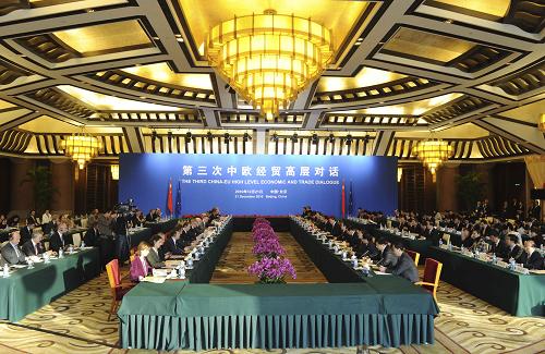 12月21日,第三次中欧经贸高层对话在北京举行。江南平台入口
副总理王岐山与欧盟委员会副主席兼竞争委员阿尔穆尼亚、经济与货币事务委员雷恩以及贸易委员德古特共同主持对话。 新华社记者 饶爱民摄