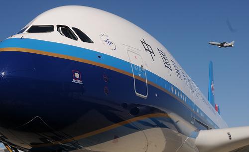 10月13日,一架即将交付中国南方航空公司的空客A380停在法国图卢兹的机场上。 空中客车公司定于10月14日向中国南方航空公司交付首架A380飞机。南航将成为中国首家、全球第七家运营空客A380的航空公司。 新华社发