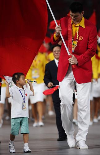 这是8月8日,中国代表团旗手姚明和九岁半的抗震救灾小英雄林浩一起入场。当晚8时,第29届夏季奥林匹克运动会在国家体育场——“鸟巢”隆重开幕。 新华社发