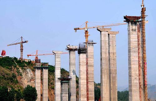 洛(阳)栾(川)高速公路上的一座大型桥梁正在进行桥桩施工(2012年3月6日摄)。新华社记者 王颂 摄