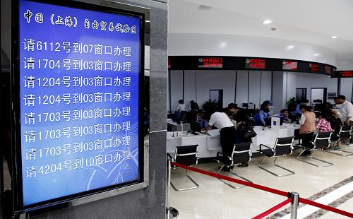 10月14日上午,众多企业代表来到自贸区综合服务大厅咨询办理业务。新华社发(徐网林 摄)