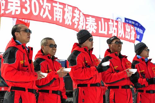 12月18日,魏福海(左一)、缪秉魁(左二)等考察队员参加出征仪式。新华社记者 张建松 摄