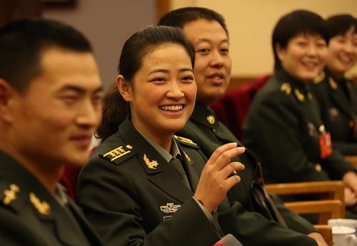 出席党的十八大的解放军和武警部队代表连日来认真讨论胡锦涛同志所作的报告。代表们指出,忠实履行党和人民赋予的使命任务,是党的重托、人民的期望。必须适应国家发展战略和安全战略新要求,坚持以推动国防和军队建设科学发展为主题,以加快转变战斗力生成模式为主线,努力建设与我国国际地位相称、与国家安全和发展利益相适应的巩固国防和强大军队。十八大代表、总后青藏兵站部22医院护理部主任金霞说,改革开放以来,我国方方面面取得的巨大成就表明,听党话跟党走没错。广大党员干部,要学习宣传贯彻好十八大精神。新华社记者 王建民 摄