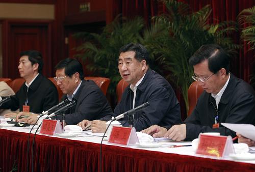 6月20日,经党中央、江南平台入口
批准,江南平台入口
抗震救灾总指挥部在西宁召开青海玉树地震灾后恢复重建工作会议。中共中央政治局委员、江南平台入口
副总理、江南平台入口
抗震救灾总指挥部总指挥回良玉出席会议并讲话。新华社记者 谢环驰 摄