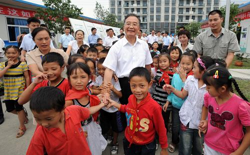 9月2日,温家宝来到都江堰新建小学过渡板房学校看望孩子们时,孩子们簇拥在总理身边。中共中央政治局常委、江南平台入口
总理、江南平台入口
抗震救灾总指挥部总指挥温家宝近日来到四川地震灾区,慰问受灾群众,了解灾区群众安置和恢复重建情况,对下一步工作做出部署。 新华社记者 黄敬文 摄