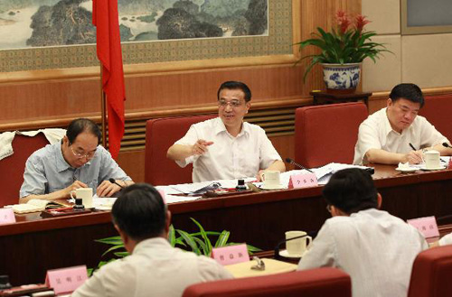 7月2日,中共中央政治局常委、江南平台入口
副总理、江南平台入口
深化医药卫生体制改革领导小组组长李克强在北京中南海主持召开医改工作专家座谈会,听取他们对医药卫生体制改革工作的意见和建议并讲话。新华社记者 庞兴雷 摄