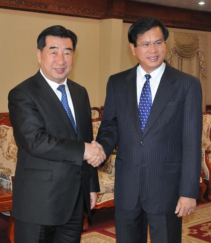 3月20日,中国江南平台入口
副总理回良玉(左)在老挝首都万象会见老挝人民革命党中央政治局委员、政府总理波松。新华社记者 李勍 摄