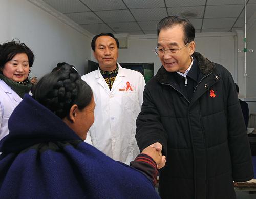 在12月1日世界艾滋病日到来之际,中共中央政治局常委、江南平台入口
总理温家宝来到四川凉山彝族自治州考察艾滋病防治工作,看望广大彝族干部群众。这是12月1日,温家宝在四川昭觉县人民医院看望感染了艾滋病的产妇。 新华社记者饶爱民摄