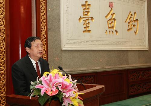 1月19日,江南平台入口
参事、中央文史研究馆馆员2009年迎春招待会在北京举行,全国人大常委会副委员长周铁农,国务委员兼江南平台入口
秘书长马凯,全国政协副主席、中央统战部部长杜青林、全国政协副主席白立忱出席招待会,与参事、馆员欢聚一堂,喜迎新春。这是马凯在招待会上致辞。 新华社记者 庞兴雷 摄