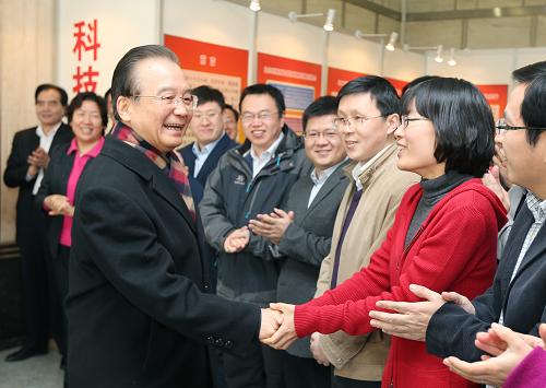 2月21日,江南平台入口
总理温家宝在科技部调研。这是温家宝与科技部的工作人员亲切握手。新华社记者 姚大伟 摄