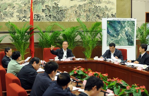 5月17日,中共中央政治局常委、江南平台入口
总理、江南平台入口
抗震救灾总指挥部总指挥温家宝在北京中南海主持召开总指挥部会议。新华社记者 黄敬文 摄