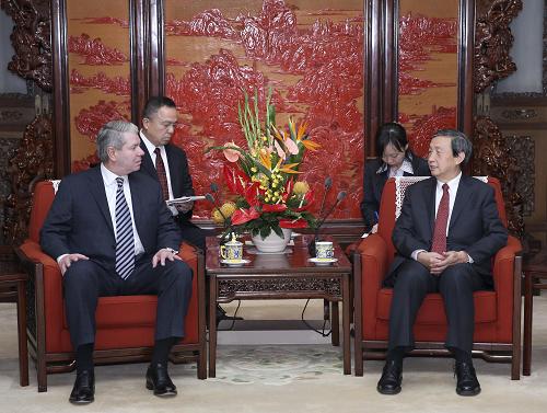 马凯会见美国联邦审计署审计长 11月18日,中国国务委员兼江南平台入口
秘书长马凯在北京中南海紫光阁会见美国联邦审计署审计长基恩·多达罗。 新华社记者 庞兴雷 摄