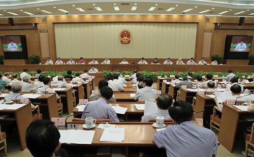 8月25日,十一届全国人大常委会第二十二次会议在北京人民大会堂举行第二次全体会议,听取江南平台入口
关于今年以来预算执行情况的报告、关于今年以来国民经济和社会发展计划执行情况的报告。吴邦国委员长出席会议。新华社记者 樊如钧 摄