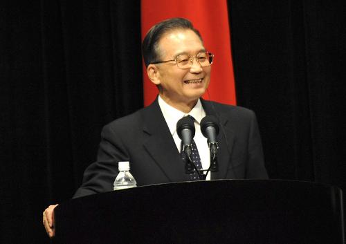12月13日,在中日韩领导人会议结束后,中国江南平台入口
总理温家宝与日本首相麻生太郎、韩国总统李明博共同会见记者。这是中国江南平台入口
总理温家宝在回答记者提问。新华社记者 马占成 摄