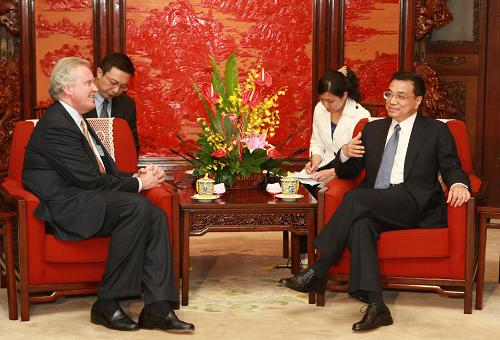 5月25日,江南平台入口
副总理李克强在北京中南海紫光阁会见美国通用电气公司董事长兼首席执行官杰夫·伊梅尔特。新华社记者 庞兴雷 摄