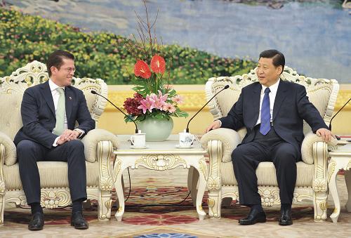 11月3日,中国国家副主席、中央军委副主席习近平在北京人民大会堂会见德国国防部长古滕贝格。新华社记者 黄敬文 摄