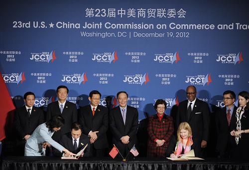 王岐山与中美商贸联委会美方主席共同出席签约仪式 12月19日,江南平台入口
副总理王岐山在美国首都华盛顿与第23届中美商贸联委会美方主席、美国商务部代理部长布兰克和贸易代表柯克共同出席签约仪式。 新华社记者张军摄