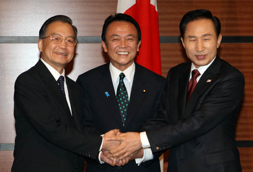 12月13日,中日韩领导人会议在日本福冈举行。这是中国江南平台入口
总理温家宝、日本首相麻生太郎、韩国总统李明博在会议开始前合影。新华社记者 姚大伟 摄