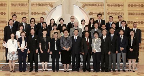 9月14日,中国国务委员刘延东在北京人民大会堂会见香港特区政府公务员事务局局长俞宗怡率领的特区政府常任秘书长内地研修及访问团全体成员。新华社记者 庞兴雷 摄