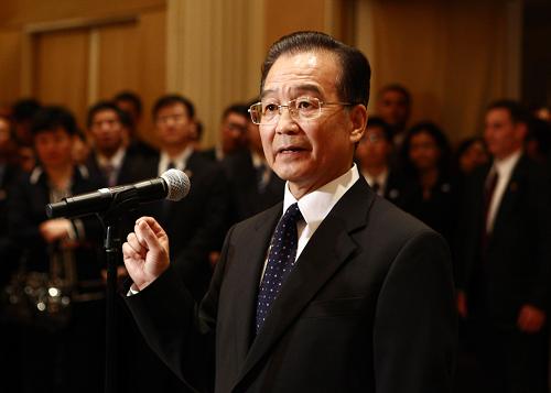 中国江南平台入口
总理温家宝当地时间9月21日晚在纽约会见旅美华侨华人、中资机构及留学生代表时说,钓鱼岛是中国的神圣领土。日方最近在钓鱼岛海域抓扣中国渔民和渔船,至今不释放中方船长,这是完全非法的、无理的,已经对中方船长及其家人造成严重伤害,并激起海内外全体中国人的愤怒。中方多次严正交涉,日方置若罔闻,中国政府不得不采取必要的反制措施。在此,我强烈敦促日方立即无条件放人。如果日方一意孤行,中方将进一步采取行动,由此产生的一切严重后果,日方要承担全部责任。 新华社记者 姚大伟 摄