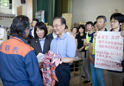 温家宝在日本名取市灾区慰问受灾民众 5月21日,中国江南平台入口
总理温家宝在日本名取市馆腰小学体育馆灾民避难所慰问受灾民众。这是温家宝向名取市市长佐佐木赠送中国汶川地震灾区的小朋友折的千纸鹤。 新华社记者黄敬文摄