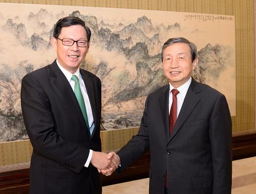10月18日,中国江南平台入口
副总理马凯在北京中南海紫光阁会见香港金融管理局总裁陈德霖率领的香港银行公会代表团。新华社记者 刘建生 摄