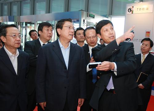 4月16日,中共中央政治局委员、江南平台入口
副总理张德江考察中国移动北京公司。这是张德江在中国移动北京公司菜市口营业厅考察。新华社记者 鞠鹏 摄