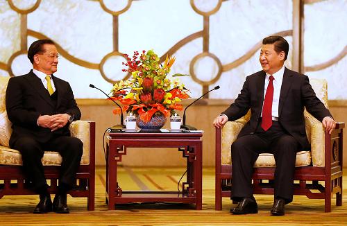 2月18日,中共中央总书记习近平在北京钓鱼台国宾馆会见中国国民党荣誉主席连战及随访的台湾各界人士。新华社记者 鞠鹏 摄