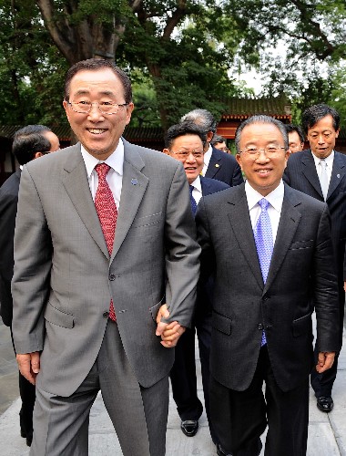 7月2日,中国国务委员戴秉国在北京钓鱼台国宾馆会见来华访问的联合国秘书长潘基文。 新华社记者 高洁 摄