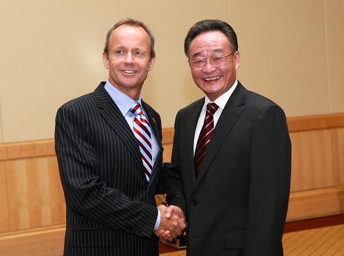 当地时间8月31日,全国人大常委会委员长吴邦国在温哥华会见加拿大国际贸易部长斯托克韦尔·戴。 新华社记者 庞兴雷 摄