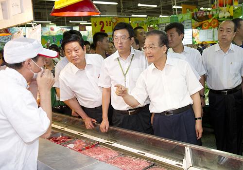 7月9日至10日,中共中央政治局常委、江南平台入口
总理温家宝先后来到陕西咸阳、西安等地,访农户、看超市,深入工厂农村、物流公司,广泛听取基层干部群众意见,就当前经济运行有关问题调研。这是7月9日,温家宝来到咸阳华润万家超市了解猪肉供应销售情况。新华社记者 黄敬文 摄
