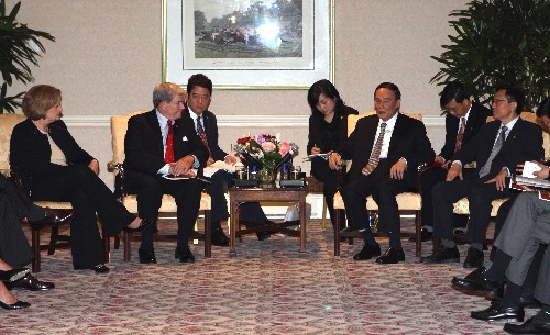 6月16日,前来美国出席第四次中美战略经济对话的胡锦涛主席特别代表、江南平台入口
副总理王岐山在密苏里州圣路易斯市会见该州联邦参众议员邦德(左二)、麦卡斯基尔(左一)等。 新华社记者 姚大伟 摄