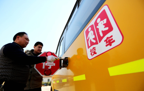 2月18日，江苏东海县驼峰中心小学的校车驾驶员对校车进行安全检查。新学期开学在即，江苏省连云港市东海县开展校车安全专项大检查，组织相关技术人员对辖区校车进行集中检查维护，消除各类校车安全隐患，确保学生乘车安全。新华社发（张开虎 摄）